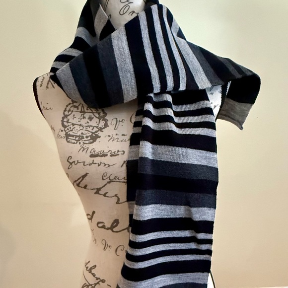 Batman Black and Gray Knit Scarf - Picture 2 of 7